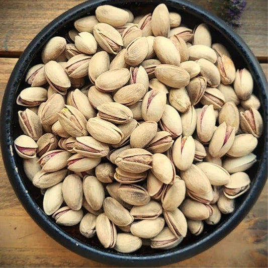Een grote schaal vol verse pistachenoten van Mijn winkel, perfect geselecteerd voor een superieure smaakervaring.