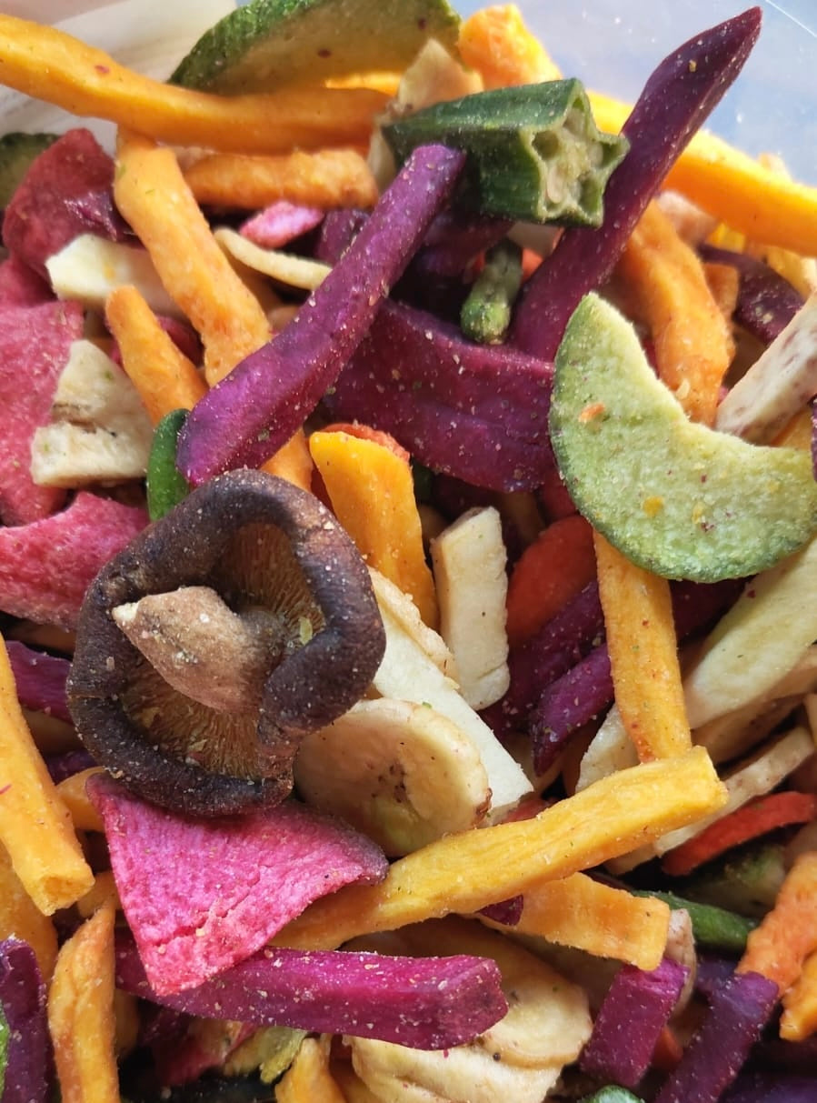 Kleurige Groente- en Fruitchips met een smakelijke mix van zoete aardappel, taro en andere groenten, perfect voor een gezonde snack.