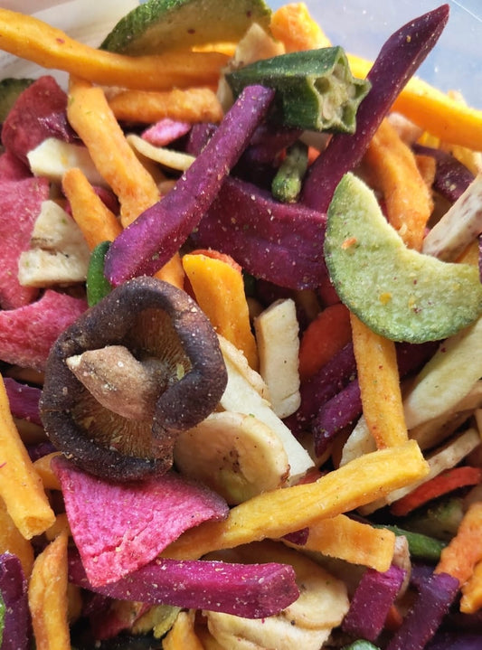 Kleurige Groente- en Fruitchips met een smakelijke mix van zoete aardappel, taro en andere groenten, perfect voor een gezonde snack.