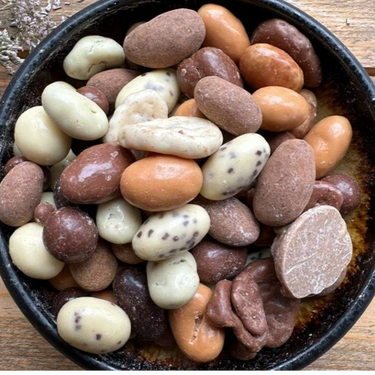 Een feestelijke mix van noten en chocolade snoep in een kom van Mijn winkel, perfect voor elke gelegenheid met Chocomix.