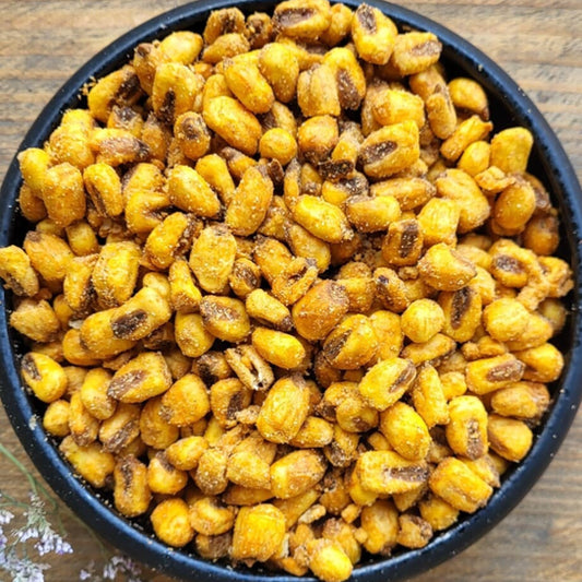 Een rijke schaal vol met Gepofte Mais van Mijn winkel, knapperig en licht gezouten voor een heerlijke snack.