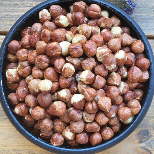 Een heerlijke schotel vol natuurlijk onbewerkte hazelnoten van Mijn winkel, perfect als voedzaam tussendoortje of toevoeging aan gerechten.