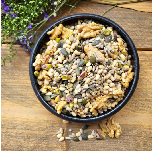 Een smaakvolle Salademix van Mijn winkel met een mix van noten en zaden in een kom, perfect voor salades.