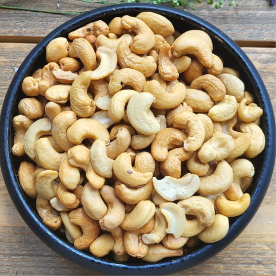 Een schaal gevuld met gebrand ongezouten cashewnoten van Mijn winkel. Perfect geroosterd voor een crunchy bite en een natuurlijke zoete, romige smaak.