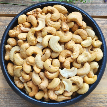 Een schaal gevuld met gebrand ongezouten cashewnoten van Mijn winkel. Perfect geroosterd voor een crunchy bite en een natuurlijke zoete, romige smaak.