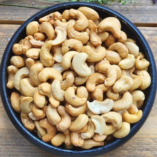 Een schaal gevuld met gebrand ongezouten cashewnoten van Mijn winkel. Perfect geroosterd voor een crunchy bite en een natuurlijke zoete, romige smaak.