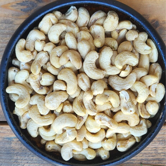 Cashewnoten Naturel van Mijn winkel in een zwarte schaal. Perfecte gezonde snack voor elke gelegenheid.