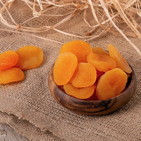 Een kom met gedroogde abrikozen gezwaveld van Mijn winkel, perfect voor snacken en gezondheidsvoordelen.
