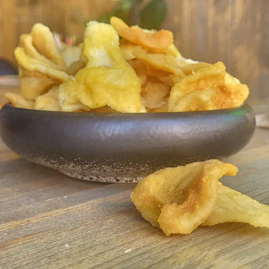 Ongezoete Peer uit Mijn winkel - een kom met heerlijke, ongezoete gedroogde peren snacks op een houten tafel, perfect voor gezond snacken.