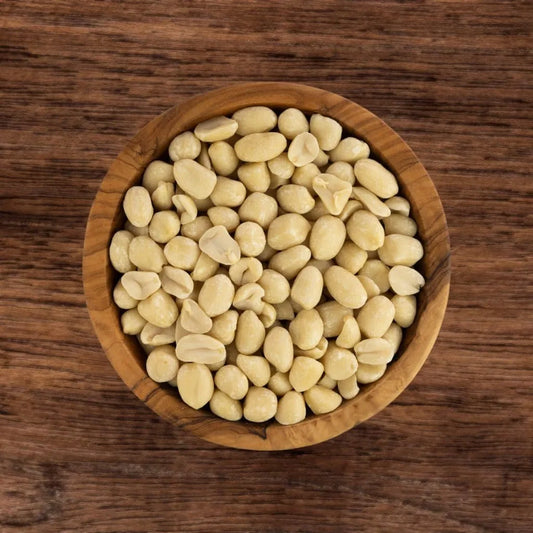 Pinda Blank Rauw van Mijn winkel in een houten kom, perfecte keuze voor koken en bakken, 100% natuurlijk en onbewerkt.