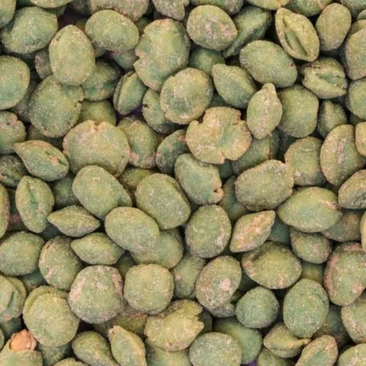 Een close-up van Wasabi Pinda's van Mijn winkel, een populaire hartige snack met een pittige wasabismaak.