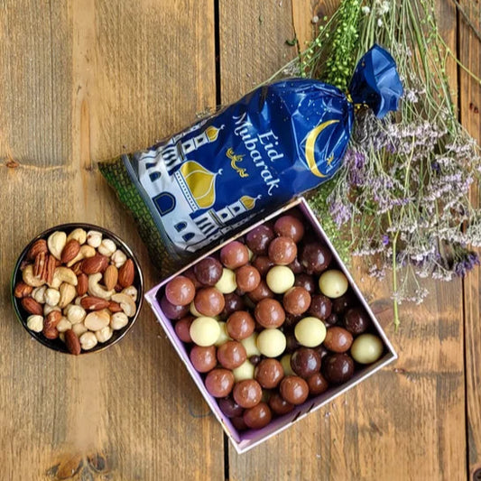 Box 1 van Mijn winkel gevuld met mix van noten en chocolade ballen, perfect voor feestelijke gelegenheden.
