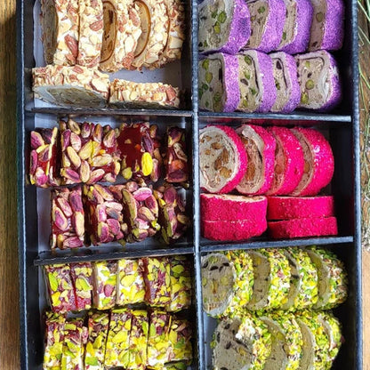 Je ziet een assortiment van 1 kg Turks fruit in kleurrijke variaties, inclusief noten en gedroogd fruit, perfect voor een traktatie. Verkrijgbaar bij Mijn winkel, product titel: Box 4.