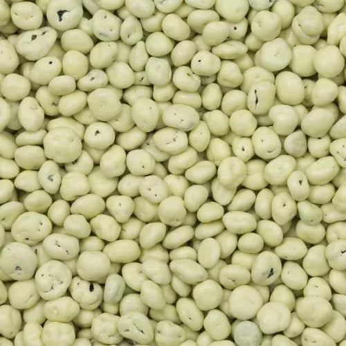 Close-up van Witte Chocolade Rozijnen van Mijn winkel, met een romige textuur en een zoete smaak, perfect als tussendoortje.